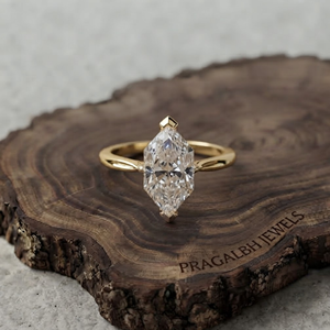 Anillo de compromiso minimalista con diamante marquise solitario, banda delgada de oro, anillo de boda delicado para mujer - Product Image 1