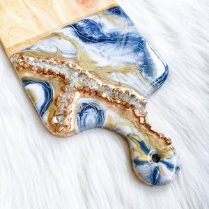 Planche à découper ronde en résine océanique avec étoile de mer et art du sable pour une décoration élégante du comptoir de cuisine et la cuisson - Product Image 4