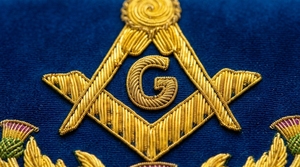 Tablier maçonnique personnalisé brodé en velours bleu avec franges dorées et insigne à coudre |   Tablier de cérémonie maçonnique, Regalia de loge - Product Image 2