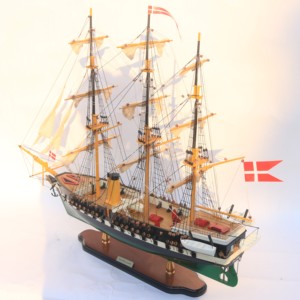 Modèle de navire danois en bois FREGATTEN JYLLAND - Décoration nautique peinte à la main, autoportante - Product Image 3