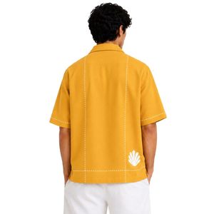 เสื้อเชิ้ตผ้าลินินผสมฝ้ายสีเหลืองมัสตาร์ด แขนสั้น คอปกคิวบา ปักลายสีขาว ติดกระดุม ลำลอง สำหรับวันหยุดฤดูร้อน รับผลิตแบบ OEM - Product Image 2