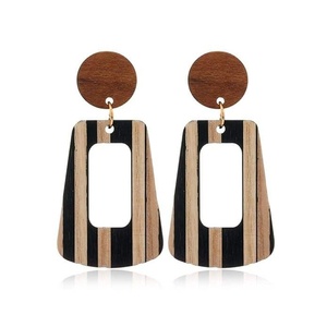 Pendientes de Resina Epoxi de Madera de Alta Calidad, Artículo de Venta Caliente, Pendientes para Mujer Hechos de Resina y MOP, Set para Niñas y Mujeres - Product Image 6