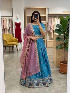 Lehenga de seda con bordado intrincado y detalles de elefantes y pavo real con hilo dorado, completamente cosido, listo para usar. - Product Image 1