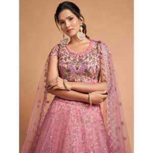 Elegante Lehenga Choli Rosa Bordado en Tela de Red para Tallas Grandes, Ideal para Compromisos - Product Image 2
