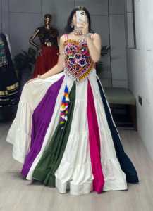 Blusa de algodón y rayón con diseño Kutchi y adornos de espejo, con lehenga de algodón y rayón, lista para usar, lehenga choli para Navratri. - Product Image 1