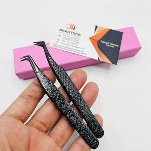 Pince à épiler à extension de cils à paillettes argentée noire avec logo personnalisé Pince à épiler personnalisée à pointe noire et poignée en diamant en acier inoxydable - Product Image 3