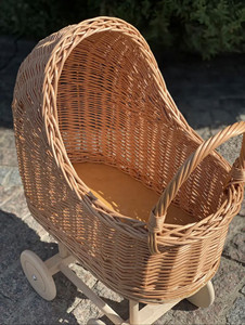 Este cochecito de juguete para niños está hecho de ratán natural. Es una carriola alta para muñecas con cuatro ruedas y un mango. - Product Image 5