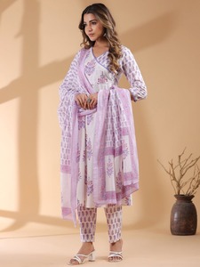 Conjunto de traje Anarkali de diseño para mujer, con estampado floral lila y blanco, kurta larga acampanada, pantalones estampados a juego y dupatta, estilo étnico indio. - Product Image 3