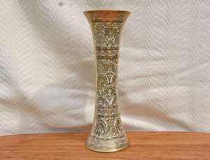 Vase décoratif vintage en laiton avec motif floral en acrylique, cadeau idéal ou complément de décoration intérieure à prix raisonnable - Product Image 3