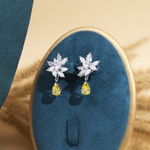 Pendientes de diamantes cultivados en laboratorio de alta calidad y elegantes para celebraciones de cumpleaños y días especiales disponibles a buen precio. - Product Image 4