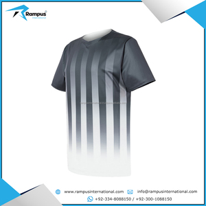 เสื้อฟุตบอลแขนสั้นสีดำเหลืองแบบยูนิเซ็กซ์ ผลิตจากโพลีเอสเตอร์ 100% ระบายเหงื่อได้ดี ทรงแอธเลติก เหมาะกับทุกฤดูกาล พร้อมลายธงชาติทีม - Product Image 6