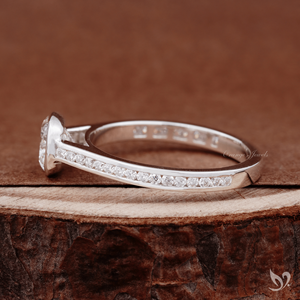 Anillo de compromiso elegante de oro blanco de 10k con diamante de laboratorio de 1 quilate con corte cojín y banda de canal. - Product Image 3