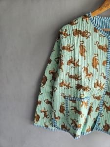 Chaqueta Acolchada de Algodón para Mujer con Estampado de Tigre, Cuello en V, Manga Larga, Estilo Casual, Ribete Azul a Rayas, Bolsillos con Parches, para Todas las Temporadas - Product Image 2