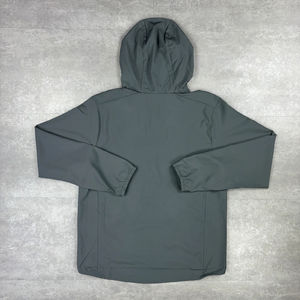 Ensemble de survêtement gris à capuche coupe-vent pour homme, veste zippée avec poches latérales et pantalon de jogging noir, tenue sportive décontractée pour le printemps - Product Image 4