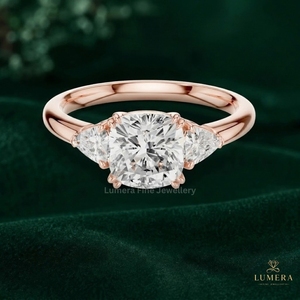 Anillo de compromiso con diamantes en corte cojín y trillón, diseño de tres piedras con detalles de diamantes brillantes, joyería personalizada a medida - Product Image 3