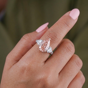 Anillo de compromiso único y elegante con diamante rosa en forma de pera cultivado en laboratorio, chapado en oro, con piedras laterales de media luna y base con halo oculto. - Product Image 1