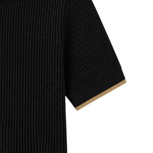 Polo tricoté noir pour homme avec fermeture éclair dorée, manches courtes, haut décontracté de luxe pour l'été, tissu texturé, chemise de golf personnalisée par un designer, OEM - Product Image 4