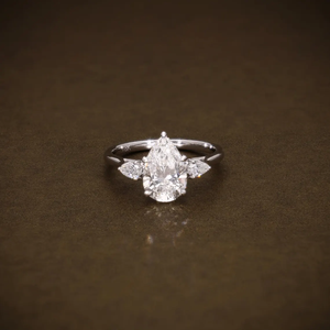 Bague de fiançailles en diamant de laboratoire en forme de poire, trois pierres avec diamant latéral en forme de poire, certifiée VVS2, or massif 18 carats, bijoux fins - Product Image 1