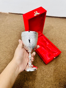 Copa de Vino con Grabado de Corazón Plateado, con Intrincado Diseño Botánico y Estuche de Regalo de Terciopelo Rojo, Elegante Copa con Tallo - Product Image 3
