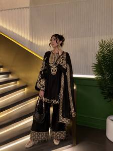 Ensemble prêt-à-porter entièrement cousu en crêpe français avec broderie Zari et dentelle à pompons, comprenant un haut et un pantalon palazzo avec dupatta. - Product Image 3