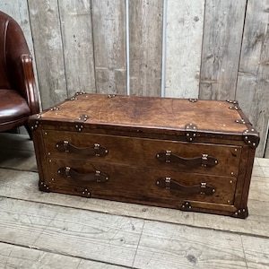 Table basse en bois de manguier faite à la main, coffre de rangement en cuir buff, cloutée de laiton, meuble vintage pour salon - Product Image 4