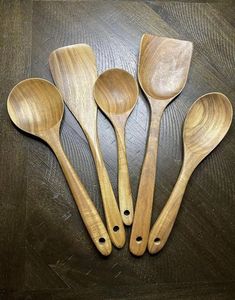 Juego de utensilios de cocina de una pieza de acacia natural sostenible, ligero y resistente al calor: cuchara, espátula, tenedores y cuchara esculpida. - Product Image 1