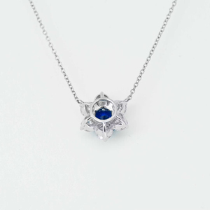 Collier pendentif fleur de luxe en or blanc 14 carats avec saphir bleu et diamant de laboratoire, serti halo pavé, certifié IGI, pour cocktail - Product Image 3