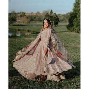 Hermoso Salwar Kameez de Seda para Fiesta con Falda y Dupatta - Product Image 3