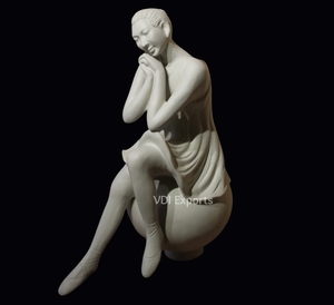 Statuette élégante de dame en résine polyester – Sculpture d'art féminin classique pour la décoration de mariages de luxe et l'aménagement d'événements - Product Image 3