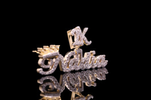 Colgante de rompecabezas personalizado para pareja, con diamantes helados, de acero inoxidable chapado, con cristales de imitación, estilo Hiphop, regalo unisex, Ice Legacy - Product Image 1