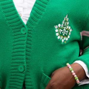 Cárdigan AKA Boyfriend para Mujer, Suéter Tejido con Letras Griegas, Oversize con Botones, Premium, Cómodo y Casual - Product Image 4