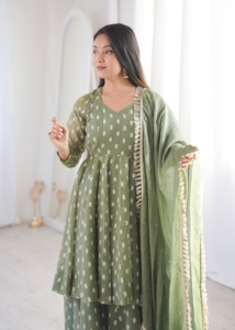 Conjunto de diseñador con top de seda jacquard Butti Crunchy, pantalón Sharara Plazzo y dupatta de seda Crunchy, completamente cosido y listo para usar. - Product Image 2
