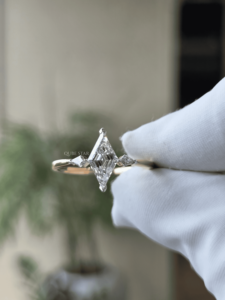 Anillo de Oro de 14K con Corte de Cometa, Cultivado en Laboratorio, 0.80 Ct, Certificado IGI, VS1, Banda Abierta, Diseño Geométrico, Engaste de Garras, Joyería Fina Moderna para - Product Image 2