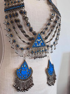 Conjunto de collar tradicional de la tribu Kuchi con piedras azules turquesa, cadenas pesadas, campanas y pendientes grandes, estilo bohemio nómada. - Product Image 2
