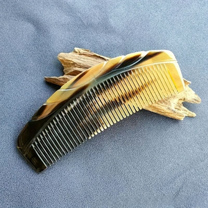 Peine de Cuerno Natural Artesanal de Alta Calidad, el Más Vendido, Peine para el Cuidado del Cabello Hecho a Mano, Proveedor Mayorista, Duradero - Product Image 1