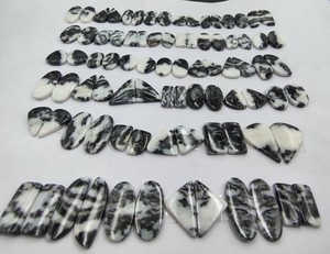 พลอยแจสเปอร์ลายม้าลายสีดำคู่  แบบคาโบชองธรรมชาติ  สำหรับทำต่างหู - Product Image 1
