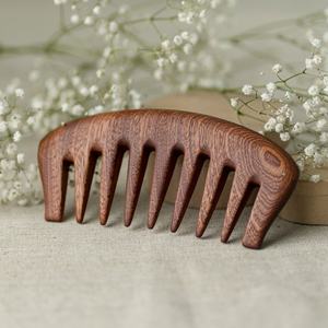 Peigne de poche artisanal intemporel en bois de séquoia – Démêloir naturel à dents larges pour cheveux bouclés, toucher agréable - Product Image 1