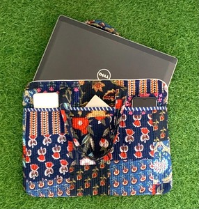 Housse pour ordinateur portable en coton matelassé avec fermeture éclair et bandoulière, design tendance - Fabriquée à la main au Rajasthan, idéale pour les trajets quotidiens et les voyages, modèle 100 - Product Image 2