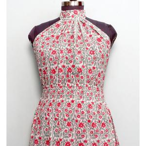 เดรสผ้าฝ้ายถักทรงเข้ารูปสำหรับผู้หญิง ระบายอากาศได้ดี เป็นมิตรต่อสิ่งแวดล้อม คอแบบผูก สายคล้องคอ ความยาวปานกลาง ลายดอกไม้ กระดุมด้านหลัง เปิดหลัง มีกระเป๋า ซักแห้งได้ เหมาะสำหรับใส่ไปชายหาด - Product Image 3