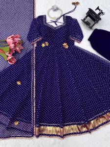 Ensemble prêt-à-porter Anarkali en faux georgette avec dentelle Gota Patti imprimée numériquement, orné de Latkan fantaisie, comprenant un haut, un pantalon et une dupatta. - Product Image 5