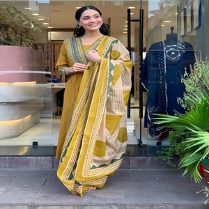 Conjunto de traje de algodón puro VASTRA COTTAGE hecho a mano con pantalón y dupatta, estampado Buti artesanal en el cuello, cómodo para uso diario y festivo. - Product Image 3