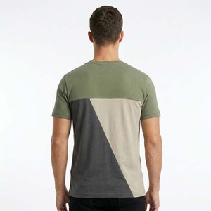 T-shirt à manches courtes pour homme à prix bas, à blocs de couleur géométriques, col rond, coupe régulière, style décontracté en tricot - Product Image 4