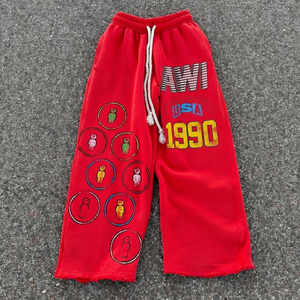 Pantalon de survêtement en polaire rouge pour homme, taille élastique avec cordon de serrage, style streetwear décontracté, logo imprimé sur la jambe droite, motif 1990 AWI USA - Product Image 1