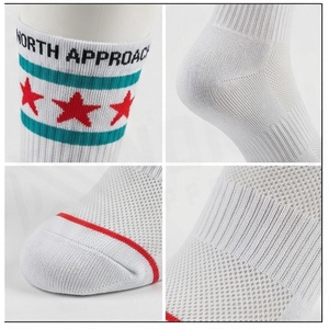 Chaussettes de basket-ball respirantes North Approach Crew Socks, blanches avec étoiles rouges, pour adultes, été - Product Image 4