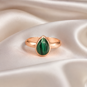 Anillo de Promesa Boho Minimalista Hecho a Mano con Plata de Ley 925 Pura, Gema de Malaquita Natural en Forma de Pera, Engaste de Bisel en Oro Rosa - Product Image 3