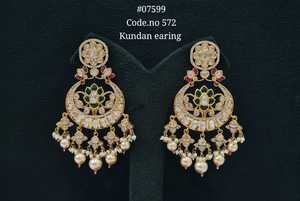 Boucles d'oreilles pendantes Kundan plaquées or, en laiton, à motifs floraux, style ethnique, pour femmes, pour mariage, fête, occasions festives. - Product Image 5