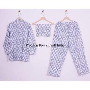 ชุดนอนผ้าฝ้ายถักลายดอกไม้แฟชั่นใหม่สำหรับฤดูร้อน ผู้หญิง/ผู้ชาย 3 ชิ้น ระบายอากาศ แห้งเร็ว เอวยางยืด แขนยาว - Product Image 4