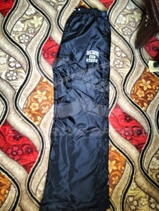 กางเกงวอร์มกันลมพิมพ์โลโก้ตามสั่ง OEM สำหรับผู้ชายและผู้หญิง ผลิตจากโพลีเอสเตอร์กันน้ำ 100% ไนลอน - Product Image 6