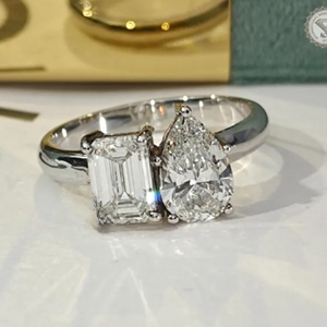 Anillo de Compromiso de Oro Amarillo de 14K con Diamante Cultivado en Laboratorio con Corte Esmeralda de 2.50 Quilates, Certificado por IGI, Joyería de Lujo para Novia, Regalo de Boda - Product Image 3