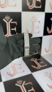 นาฬิกาควอตซ์ผู้ชายสุดหรู ตัวเรือนโลหะผสม สายสแตนเลส กระจกคริสตัล หน้าปัดโรมัน เข็มเรืองแสง ตัวล็อคแบบซ่อน กันน้ำ - Product Image 4